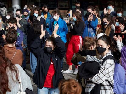 Alumnes i professionals es manifestes contra els abusos a l'Institut del Teatre.