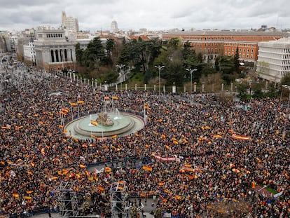 Manifestantes contra el Gobierno, este sábado en la plaza de Cibeles, en Madrid.