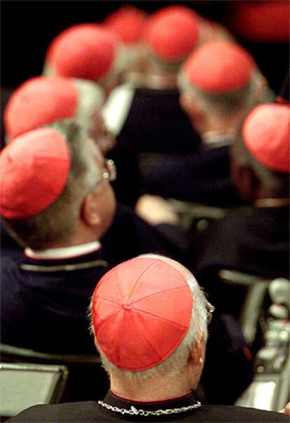 Cardenales católicos, en una reunión en el Vaticano en 2001.