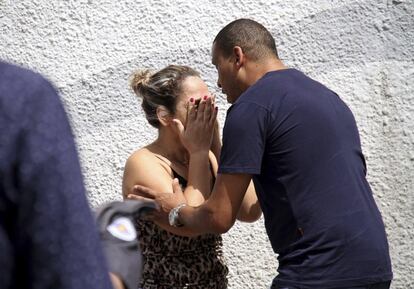 Mulher é consolada após o massacre 