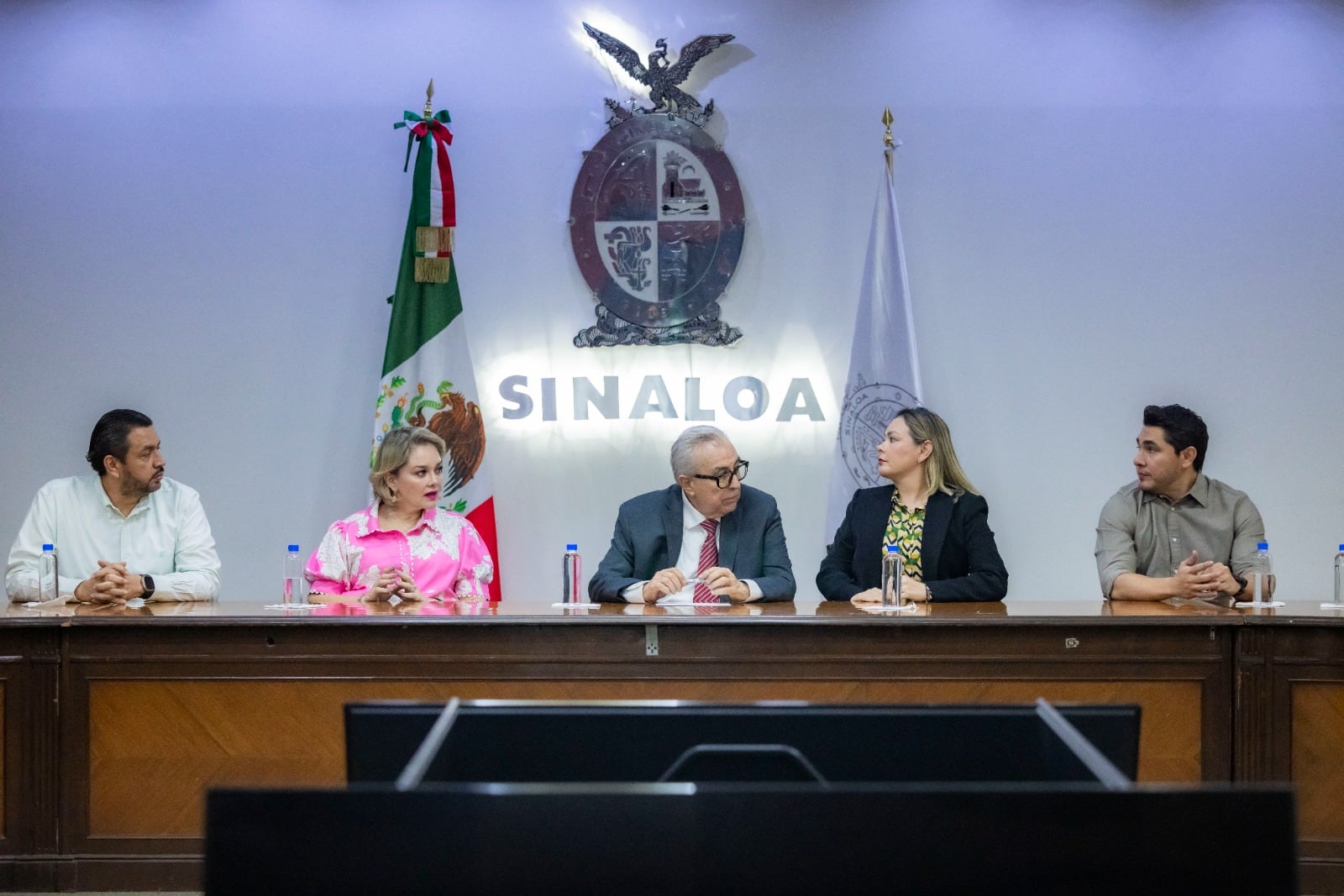 Rocha Moya se queda solo en su regreso al poder