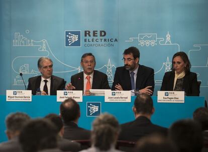 De izda a derecha: el director general de Operaci&oacute;n de REE, Miguel Duvison; el presidente, Jos&eacute; Folgado; el consejero delegado, Juan Lasala, y la directora general de Transporte, Eva Pag&aacute;n. 
  
 