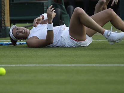 Muguruza, tras caer al suelo durante el partido contra Van Uytvanck.