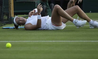 Muguruza, tras caer al suelo durante el partido contra Van Uytvanck.