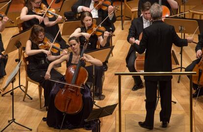 La violonchelista Sol Gabetta, en primer plano, el director Hannu Lintu, el viernes, en Zaragoza.