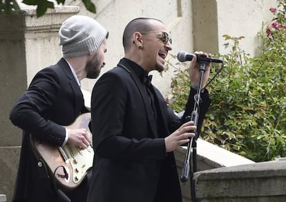 Chester Bennington canta 'Hallelujah' durante o funeral de Chris Cornell no cemitério Forever de Hollywood, Los Angeles, em 26 de maio de 2017.