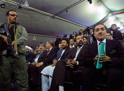 Abdulá Abdulá (primero por la derecha), durante la asamblea celebrada ayer en Kabul con sus partidarios.