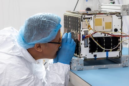 Unos de los ingenieros de Open Cosmos revisa uno de sus artefactos en una imagen cedida por la empresa.