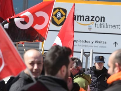 Trabajadores de Amazon frente a la sede de la empresa en San Fernando de Henares en la primera jornada de huelga en España.