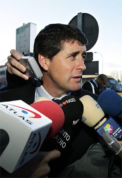 El nuevo entrenador del Real Madrid, Juan Ramón López Caro, atiende a los periodistas a su llegada hoy a Barajas.