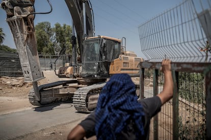  Un palestino observa cómo una excavadora israelí atraviesa la aldea de Umm al Khair, cerca de la ciudad cisjordana de Hebrón, el 6 de agosto. 