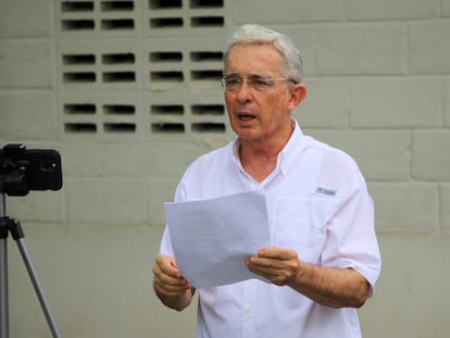 El expresidente colombiano Álvaro Uribe lee un comunicado sobre las investigaciones que enfrenta en la justicia.