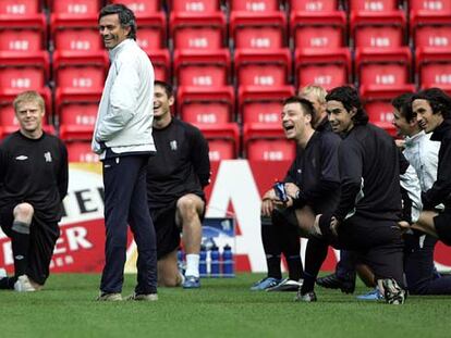 Mourinho, durante un entrenamiento con el Chelsea.