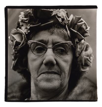 Mujer con sombrero de rosas, N.Y.C. 1966
