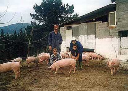 La familia Solozábal, en su granja.