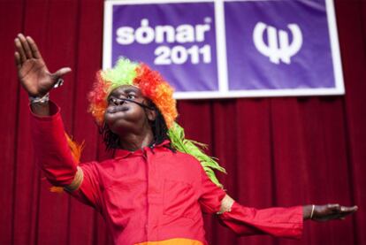 Un momento de la actuación del grupo sudafricano Shangaan Electro, ayer en Barcelona.