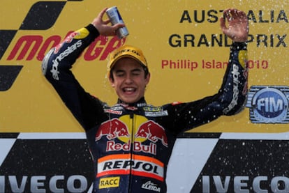 Marc Márquez celebra la victoria en Phillip Island con una bebida energética en vez de con champán al tener solo 17 años.