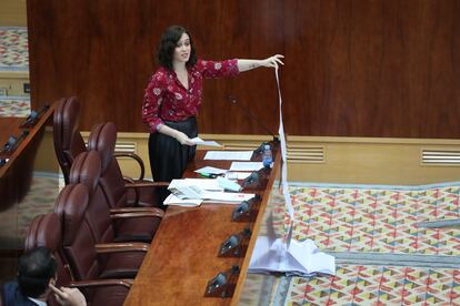 La presidenta de la Comunidad de Madrid, Isabel Díaz Ayuso, muestra una lista en la que dijo que se incluían los traslados desde residencias a hospitales, en junio de 2020 en la Asamblea de Madrid.
