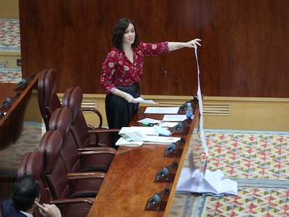 La presidenta de la Comunidad de Madrid, Isabel Díaz Ayuso, muestra una lista de residencias de mayores atendidas en la crisis del coronavirus durante un sesión plenaria en la Asamblea de Madrid enfocada en en la crisis en las residencias de mayores de la región durante la pandemia del Covid-19 y las desavenencias que se han producido entre la Consejería de Sanidad y Políticas Sociales sobre el seguimiento de protocolos a la hora de trasladar residentes a hospitales. En Madrid (España), a 11 de junio de 2020.
11 JUNIO 2020
Marta Fernández Jara / Europa Press
11/06/2020 