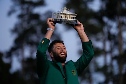 Jon Rahm levantaba el trofeo del Masters de Augusta el domingo.  Rahm, de 28 años, ganó el segundo grande de su carrera, tras el Abierto de Estados Unidos de 2021 y destronó en Augusta a Scottie Scheffler, campeón en 2022.