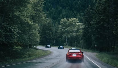 No temas a la lluvia si vas en un Tesla.