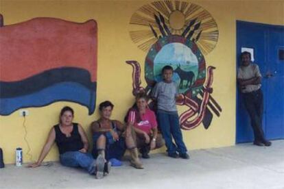 Ocupantes de tierras en Pueblo Paraima, ante la escuela de la localidad.