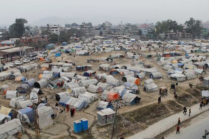 El campamento de Chochepati, en el centro de Katmandú, es el mayor centro de desplazados de Nepal y acoge a cerca de 3.500 familias. Ang Dava Sherpa, administrador del refugio, relata caos y pillajes hasta otoño del año pasado.
