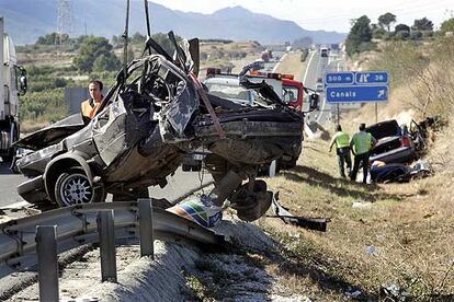 La grúa levanta uno de los vehículos afectados en el siniestro ocurrido en la A-35 a su paso por Montesa, ayer.