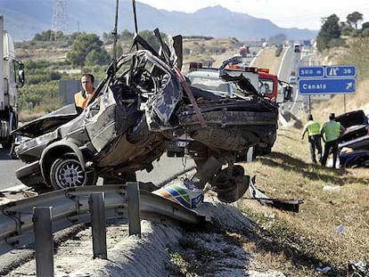 La grúa levanta uno de los vehículos afectados en el siniestro ocurrido en la A-35 a su paso por Montesa, ayer.