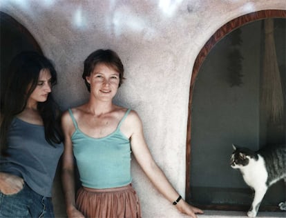 "Susan Meiselas y Nancy Weiss Lyon con Che, el gato de seis dedos, Llanito, Nuevo Mxico, 1979", escribe Lyon en 'This Is My Life I'm Talking About', Damiani Books, 2024.