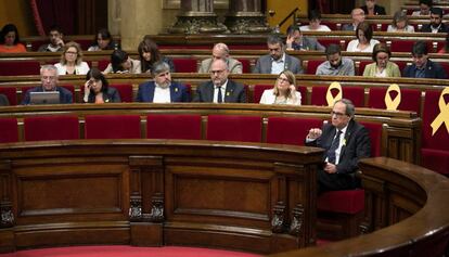 La bancada del Govern, buida, només amb Torra, divendres al Parlament.