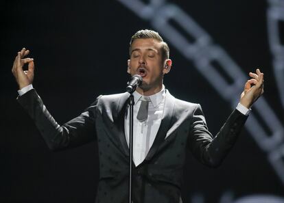 El cantante italiano Francesco Gabbani interpreta la canción "Occidentali's Karma".