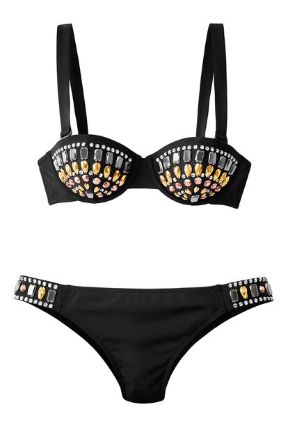 Bikini negro de pedrería, de H&M (29,95 euros el sujetador y 12,95 euros la braguita).