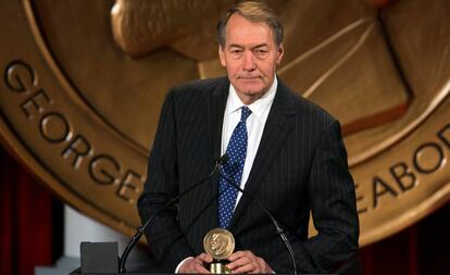 Charlie Rose recoge el premio Peabody en Nueva York en 2014.