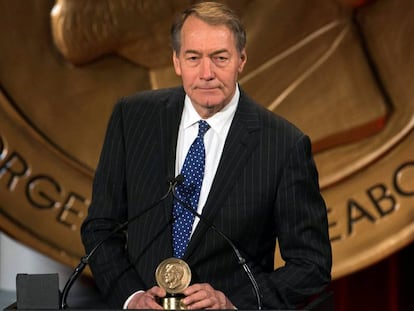 Charlie Rose recoge el premio Peabody en Nueva York en 2014.