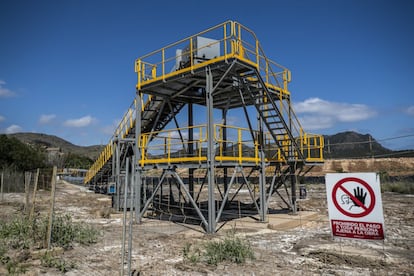 Tramo de cinta transportadora construida para tratar el material contaminado que se extraiga del mar. La instalación está ubicada en la antigua playa de la bahía