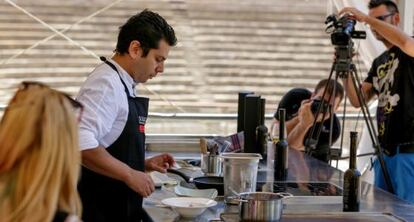 El chef Diego Gallegos, durante uno de los talleres de cocina, en M&aacute;laga.