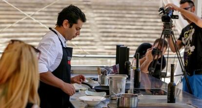 El chef Diego Gallegos, durante uno de los talleres de cocina, en Málaga.