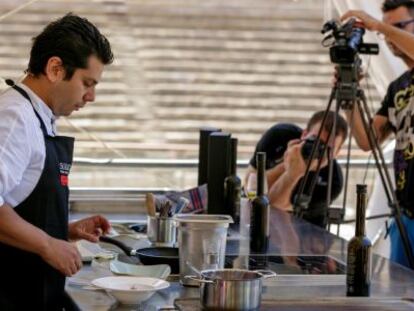 El chef Diego Gallegos, durante uno de los talleres de cocina, en M&aacute;laga.