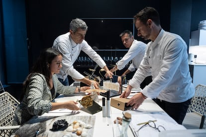 Los cocineros Mateu Casañas, Eduard Xatruch y Oriol Castro, en la reunión de mesa creativa, donde inspeccionan distintos utensilios que van usar en sus servicios. 