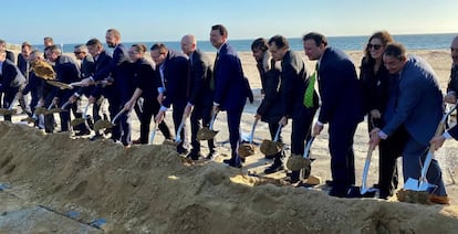 Colocación de la primera piedra del parque eólico marino Vineyard Wind 1, en Massachusetts (EE UU).