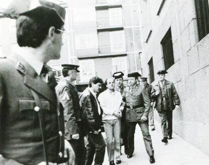 Tomasín, esposado y rodeado de guardias civiles, es conducido a los juzgados de Santander en 1989.
