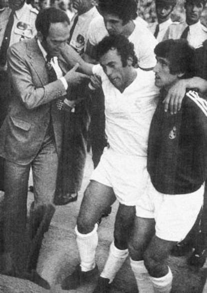 Amancio se retira lesionado tras la entrada de Fern&aacute;ndez, en 1974.