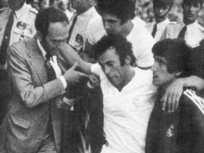 Amancio se retira lesionado tras la entrada de Fern&aacute;ndez, en 1974.