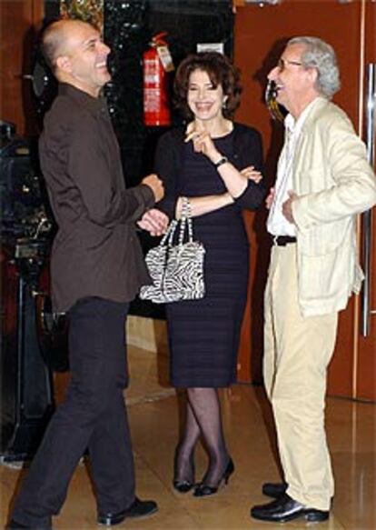 Fanny Ardant y Darío Grandinett junto al realizador Jaime Chávarri.
