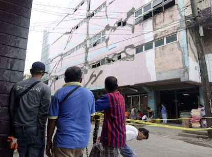 Un edificio dañado por el terremoto en Surigao, este sábado