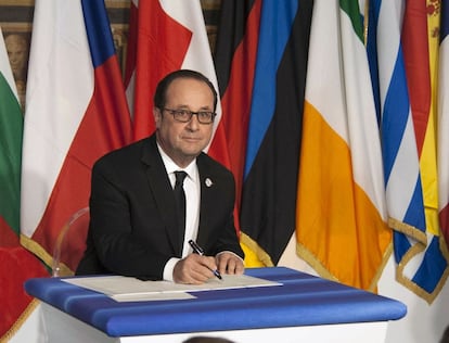 El presidente francés, Francois Hollande, firma a su llegada al Campidoglio.