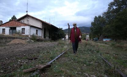 Juan Carlos López, presidente de la plataforma ciudadana 'Milana Bonita': "Estamos en Hervás, aquí había una estación que conectaba el norte de la región con el norte de España. Ahora hay una vía verde. Estamos aislados".