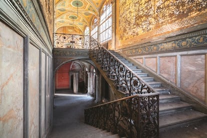 Uno de los capítulos del libro ‘Oblivion’, titulado ‘La villa sobre la colina’, dedica sus fotos a mostrar “una preciosa villa italiana abandonada” construida a principios del siglo XVI. “Tiene una terraza impresionante cuyas vistas panorámicas envuelven toda la ciudad”. Con su emplazamiento estratégico, en lo alto de una colina, su propietario intentó escapar de la peste que asolaba los alrededores. “En el peor momento de la epidemia, casi un tercio de la población murió en el transcurso de un año”, recuerda Robroek. El edificio pasó por las manos de las familias más antiguas e influyentes de Italia, y cada una fue añadiendo su firma. Por ello tiene multitud de estilos arquitectónicos.