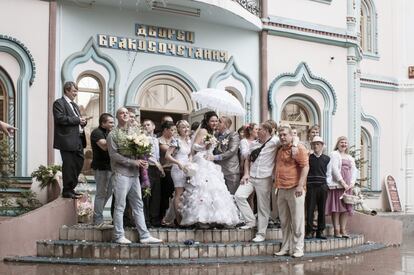 Los novios y sus invitados, a la salida de una boda celebrada en la zona este de Moscú en 2012.